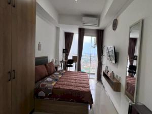 ein Schlafzimmer mit einem Bett und einem großen Fenster in der Unterkunft OYO Life 93164 Pacific Alam Sutra in Tangerang