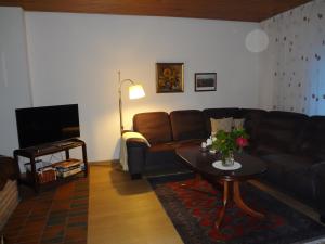 salon z kanapą i stołem w obiekcie Ferienwohnung Martens w mieście Fockbek