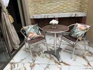 un patio con mesa y 2 sillas en Repa Boutique Guest Lodge, en Kimberley