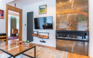 Televízia a/alebo spoločenská miestnosť v ubytovaní Apartament 3 Strążyska 21A
