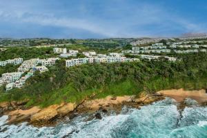 - une vue aérienne sur un complexe situé sur une falaise à côté de l'océan dans l'établissement 23 Pyrgos, Santorini, Ballito, à Ballito