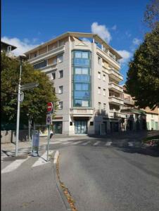 a large building with a street sign in front of it at Appartement T2 imm. La Villa d'Este in Digne-les-Bains