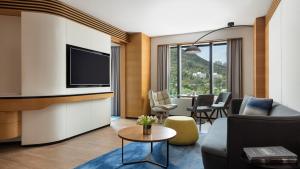 Televiisor ja/või meelelahutuskeskus majutusasutuses Hong Kong Ocean Park Marriott Hotel