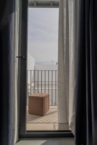 una caja sentada fuera de una puerta con una ventana en Riam suites apartamentos, en Los Palacios y Villafranca