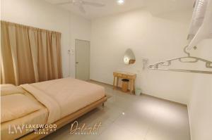 um quarto de hospital com uma cama e um lavatório em Lakewood Muji Style Neflix Water Dispenser Near Aeon em Keluang