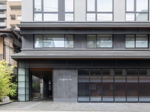 京都市にあるinsomnia KYOTO OIKEの大きな建物