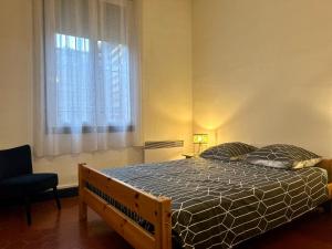1 dormitorio con 1 cama grande y ventana en Le COSY de Mercadet - Parking gratuit & Wifi en Perpiñán
