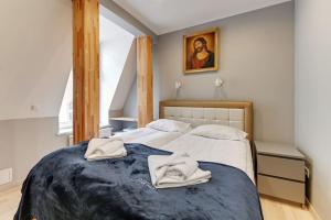um quarto com uma cama com duas toalhas em Selve Sentrum by Grand Apartments em Sopot
