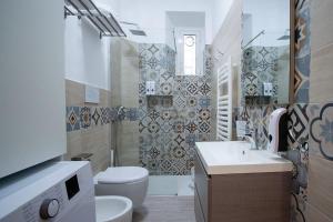 bagno con servizi igienici e lavandino di B&B Easy Apartment a Roma