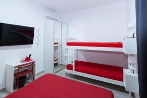 una camera con letti a castello rossi e bianchi e una scrivania di B&B Easy Apartment a Roma