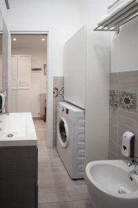 bagno con lavatrice e lavandino di B&B Easy Apartment a Roma