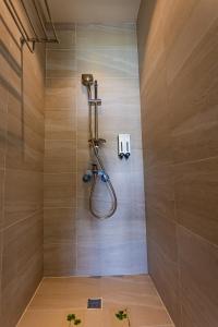 a shower with a shower head in a bathroom at 漫步月眉民宿 in Guanshan