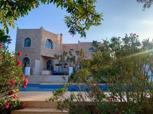een villa met uitzicht op het huis bij Le Domaine d'Eden - Villa luxueuse, piscine, spa et personnel in Essaouira