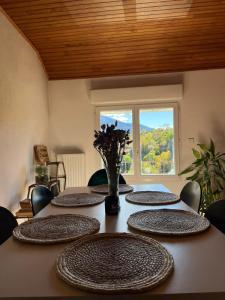 SautoにあるLogement avec vue panoramique à 10min des pistesのテーブル、椅子、窓が備わる客室です。