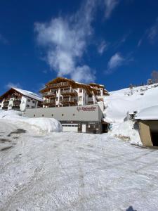 オーバータウエルンにあるSteinadler Seekarspitz FL - Skiing Holiday in Obertauernの雪山頂の建物