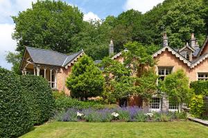 una casa con un jardín delante de ella en Eller How House - Private Regency Property & Lake, en Lindale