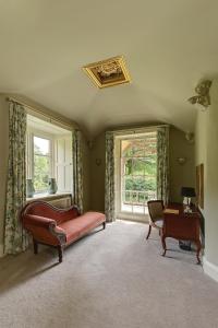 sala de estar con sofá y ventana en Eller How House - Private Regency Property & Lake, en Lindale