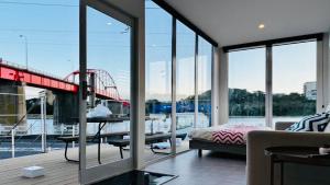 Camera con vetrate e vista su un ponte. di 加美屋リゾート ひたち大洗オーシャンテラス-Kamiya Resort Hitachi Oarai Ocean Terrace a Nakaminato