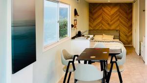 una piccola cucina con tavolo e sedie in una stanza di 加美屋リゾート ひたち大洗オーシャンテラス-Kamiya Resort Hitachi Oarai Ocean Terrace a Nakaminato Altre 13 foto