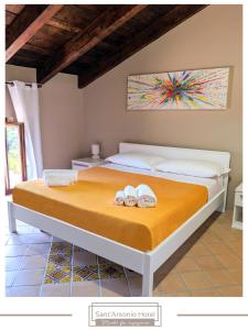 una camera da letto con un letto e due asciugamani di Sant'Antonio Hotel a Torraca