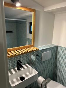 y baño con lavabo y espejo. en Tiny Haus Glamping - Natur Park, en Schlangenbad