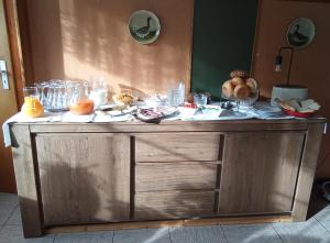 une table avec de la nourriture et des verres en haut dans l'établissement Gasthof Zum Burghof, à Marsberg