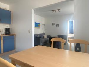 cocina y sala de estar con mesa y sillas en Ferienwohnung -STRANDNAH, en Ahlbeck