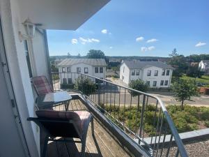 - Balcón con silla y vistas a la calle en Ferienwohnung -STRANDNAH, en Ahlbeck