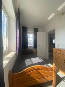 1 dormitorio con cama de madera en una habitación en Ferienwohnung -STRANDNAH, en Ahlbeck