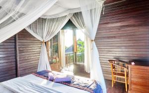 Un pat sau paturi într-o cameră la Sunrise Ocean Hut's Lembongan