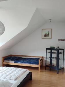 1 dormitorio con cama y mesita de noche en Haus Castellblick 3, en Ballrechten