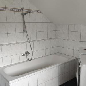 y baño con bañera y ducha. en Haus Castellblick 3, en Ballrechten