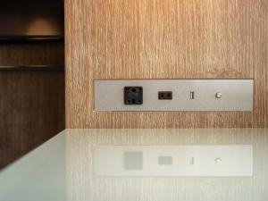 京都市にあるinsomnia KYOTO OIKEのカウンター横の木製壁灯