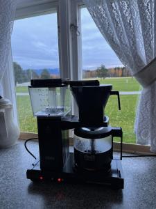 a blender sitting on a counter in front of a window at Visjon Gjestegård in Hokksund