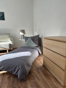 een slaapkamer met een groot bed en een dressoir bij zentrumsnah I WLAN I bis zu 5 Personen in Meißen
