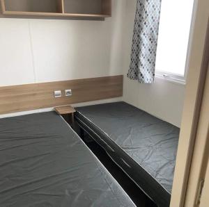 Mobilhome Vias plage dans Camping客房内的一张或多张床位