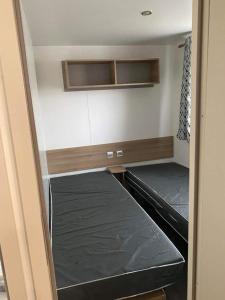 Mobilhome Vias plage dans Camping客房内的一张或多张床位