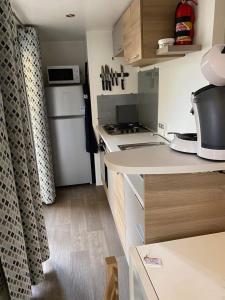 Mobilhome Vias plage dans Camping的厨房或小厨房