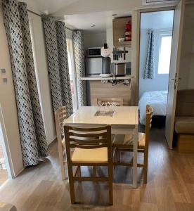 Mobilhome Vias plage dans Camping的厨房或小厨房