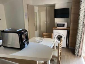 Mobilhome Vias plage dans Camping的厨房或小厨房