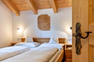 Postel nebo postele na pokoji v ubytování Kranebitterhof Apt Enzian