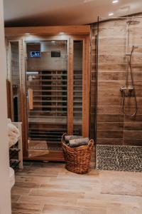 a bathroom with a walk in shower and a walk in shower at Cottage an der Elbe Tespe Hamburg in Tespe
