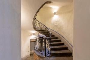 una escalera de caracol en una casa en numa I Felice Rooms & Apartments, en Florencia