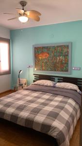 - une chambre avec un lit et une peinture murale dans l'établissement vinaros playa de arena, à Vinaròs