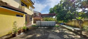 a driveway of a house with a heater in a yard at SDA Homestay Pool @StadiumDarulAman Untuk Muslim Sahaja in Alor Setar