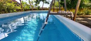 una piscina con un columpio en el agua en SDA Homestay Pool @StadiumDarulAman Untuk Muslim Sahaja en Alor Setar