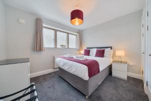 Un dormitorio con una cama grande y una ventana en Roomspace Serviced Apartments - The Courtyard Penthouse, en Londres