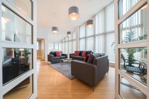 sala de estar con 2 sofás y TV en Roomspace Serviced Apartments - The Courtyard Penthouse, en Londres
