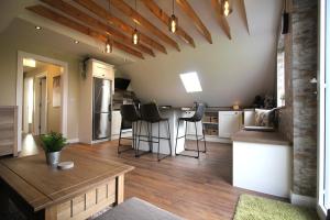 un soggiorno con cucina completa di tavolo e sedie di Connemara luxury apartment a Kinvara