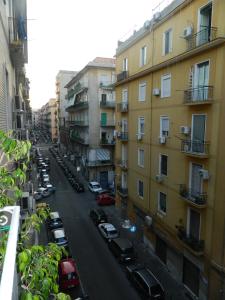 vistas a una calle de la ciudad con coches aparcados en Bed & Breakfast Travellers, en Nápoles